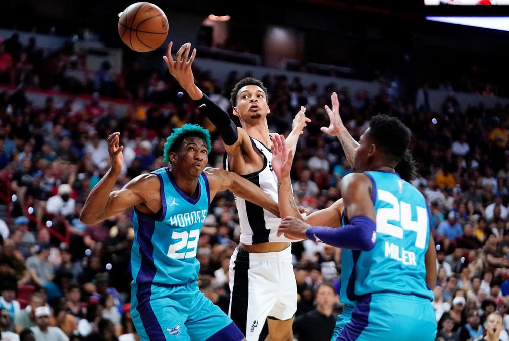 Le joueur francais des san antonio spurs, victor wembanyama lors d'un match nba contre les charlotte hornets