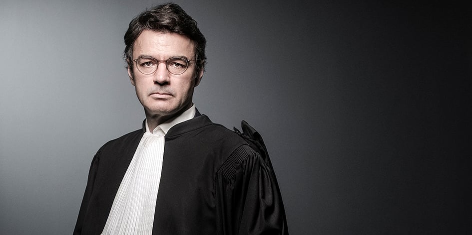 L'avocat français et président de la LICRA (Ligue internationale contre le racisme et l'antisémitisme), Mario Stasi, pose lors d'une séance photo à Paris le 8 novembre 2017.