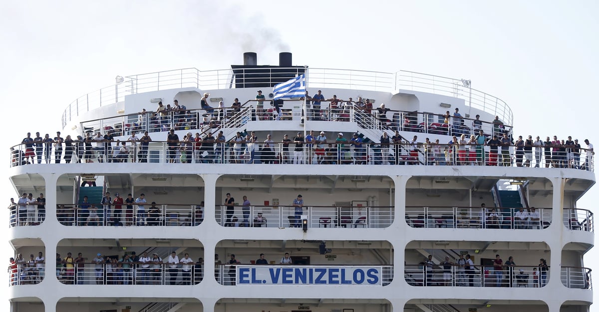 Arrivee au piree du ferry transportant plus de 2.400 migrants syriens