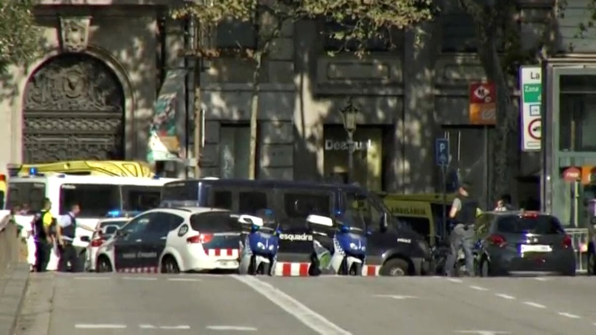 Une fourgonnette fonce sur la foule a barcelone