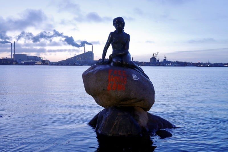 Un graffiti "free hong kong" sur la petite sirene de copenhague