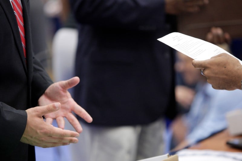 Usa: l'activite des services s'ameliore mais reste en contraction