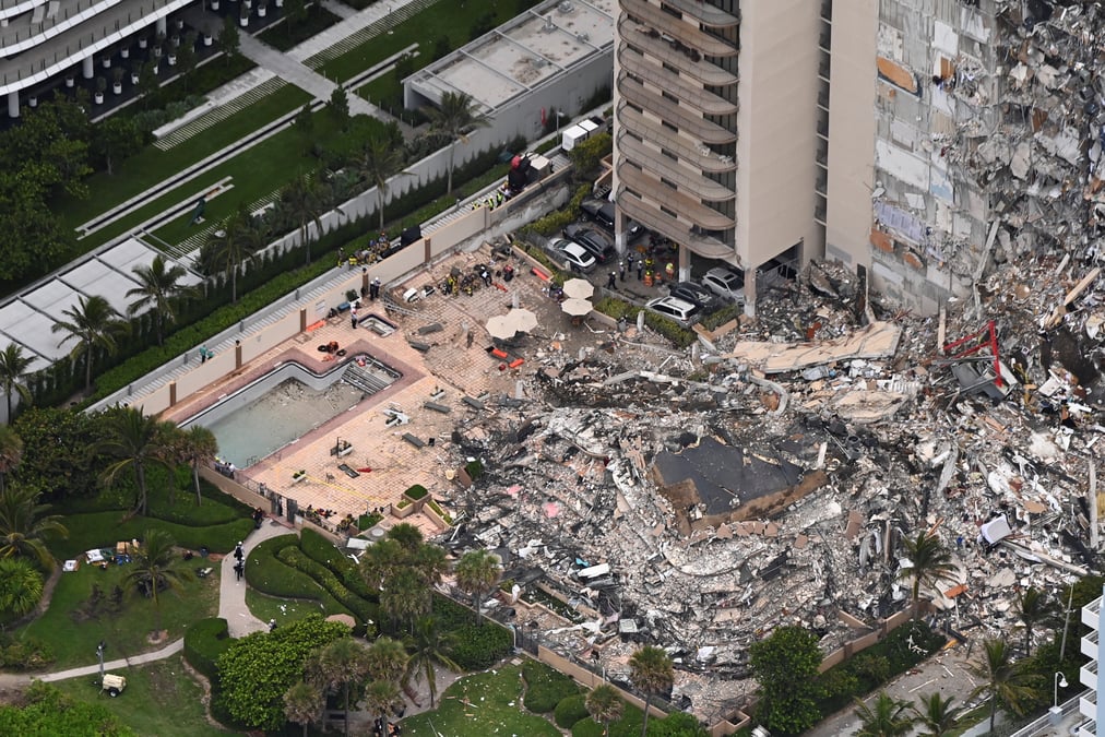 Des dizaines de disparus apres l'effondrement d'un immeuble en floride