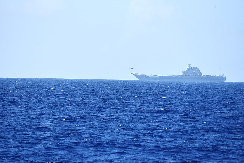 Le porte-avions chinois shandong dans l'ocean pacifique