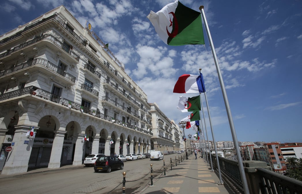Les drapeaux algerien et francais, dans une rue d'alger