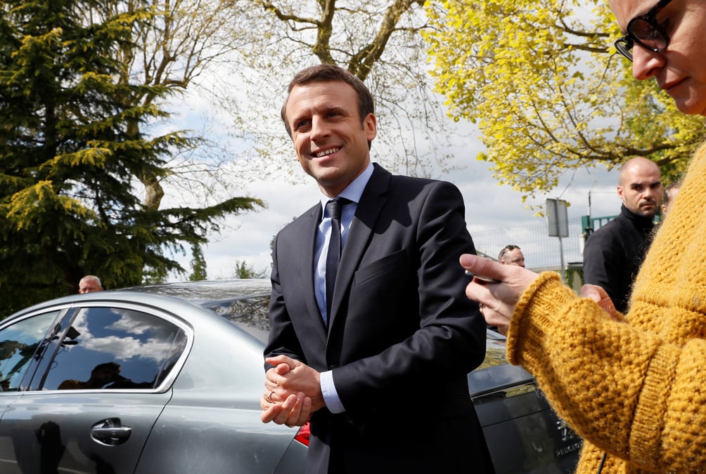 Opinionway: macron toujours en tete, devant le pen, fillon et melenchon