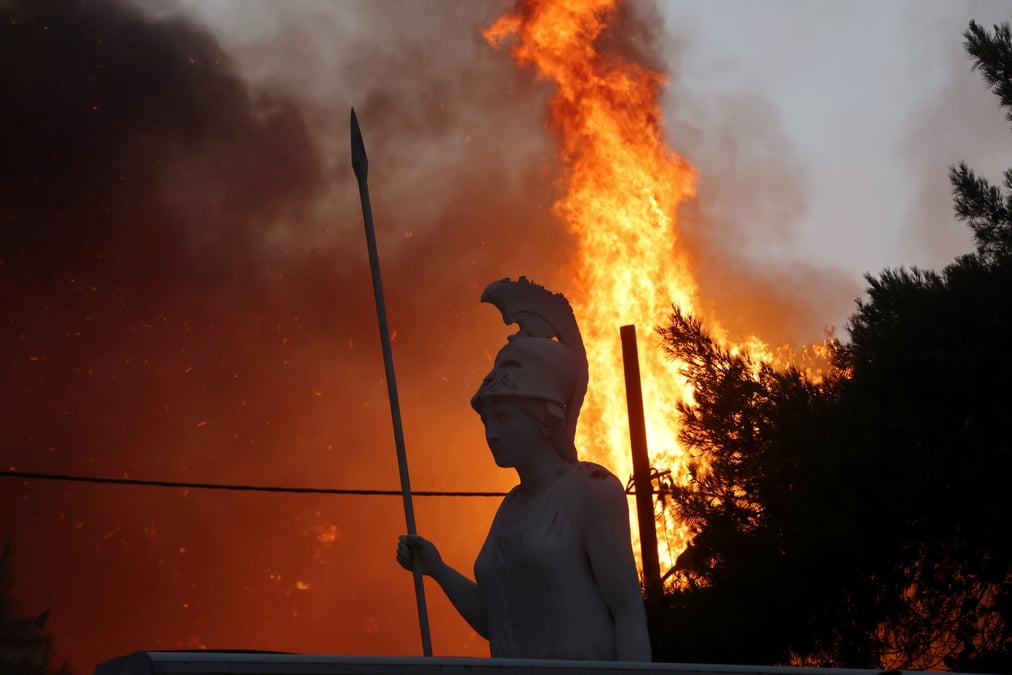 Les atheniens invites a se confiner face a la progression des incendies