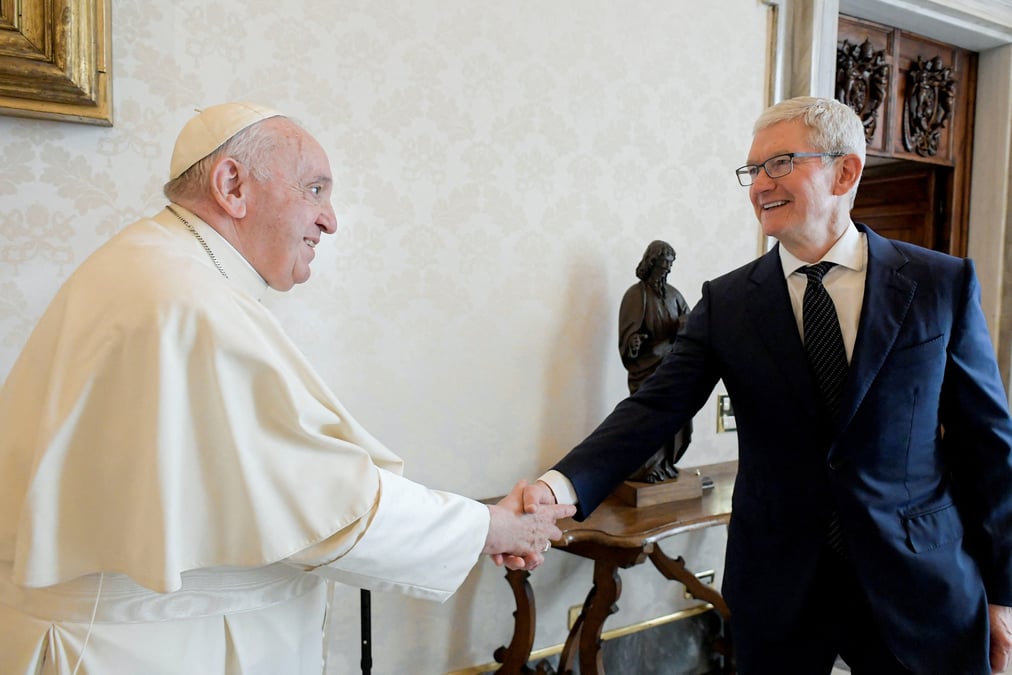 Le pape francois serre la main du chef d'apple, tim cook, lors d'une audience privee au vatican