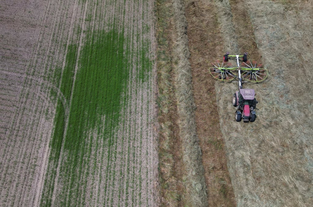 Un agriculteur conduit son tracteur a vieillevigne