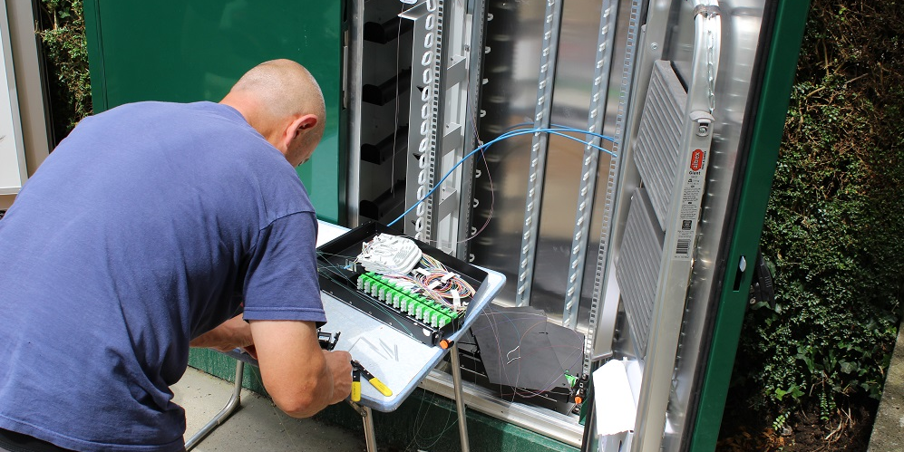Un technicien raccorde des abonnés à la fibre.