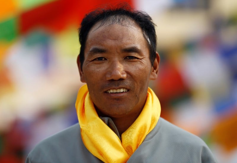 Un guide nepalais atteint le sommet de l'everest pour la 22e fois