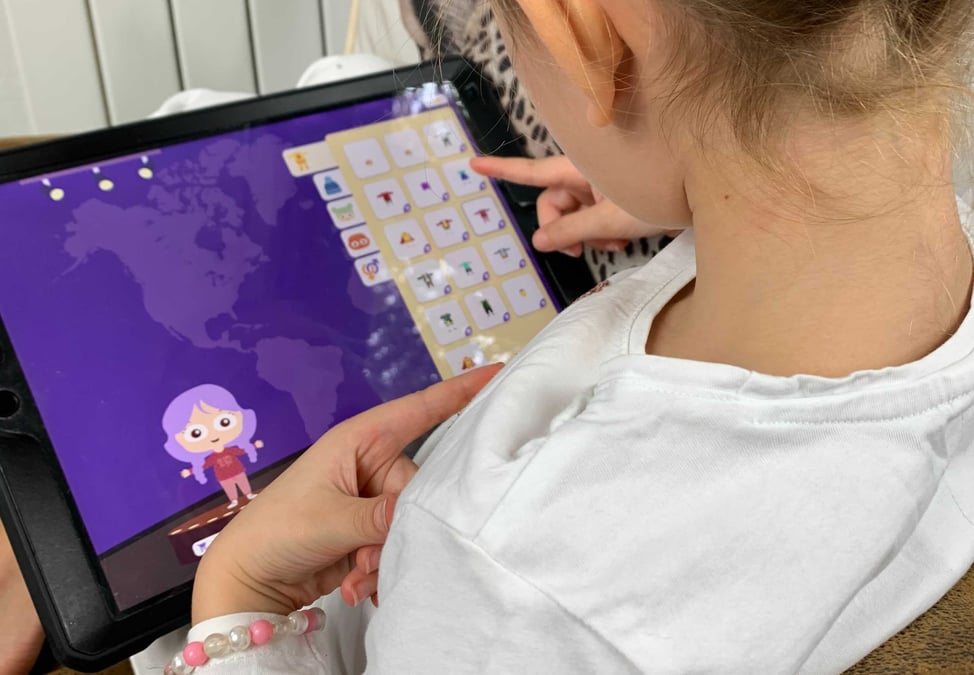 L’application destinée aux enfants de 3 à 12 ans, consiste à se connecter 5 minutes par jour afin d’apprendre 3 mots ou 3 phrases, en 7 étapes structurées