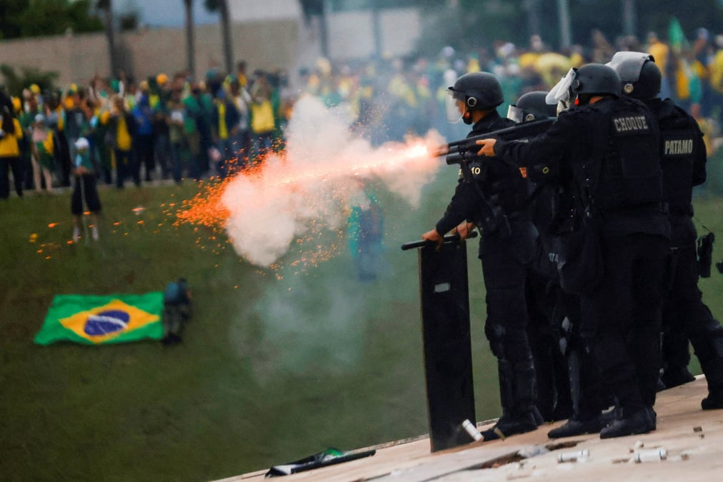 Photo des partisans de l'ancien president bresilien jair bolsonaro qui manifestent contre le president luiz inacio lula da silva a brasilia