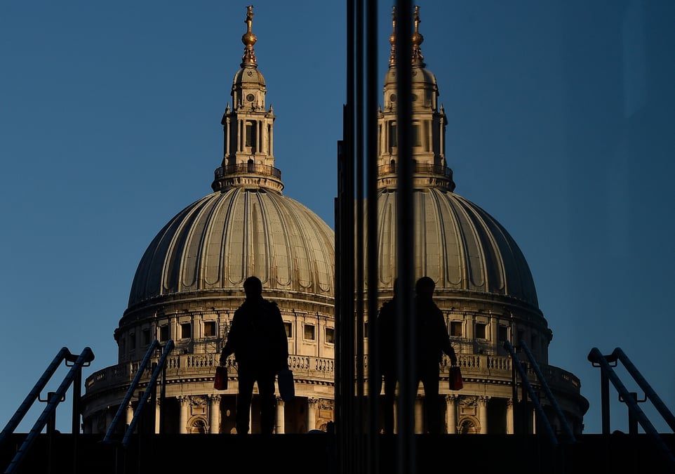 Un ouvrier pres du pont millenium, avec la cathedrale saint-paul vue derriere, a londres