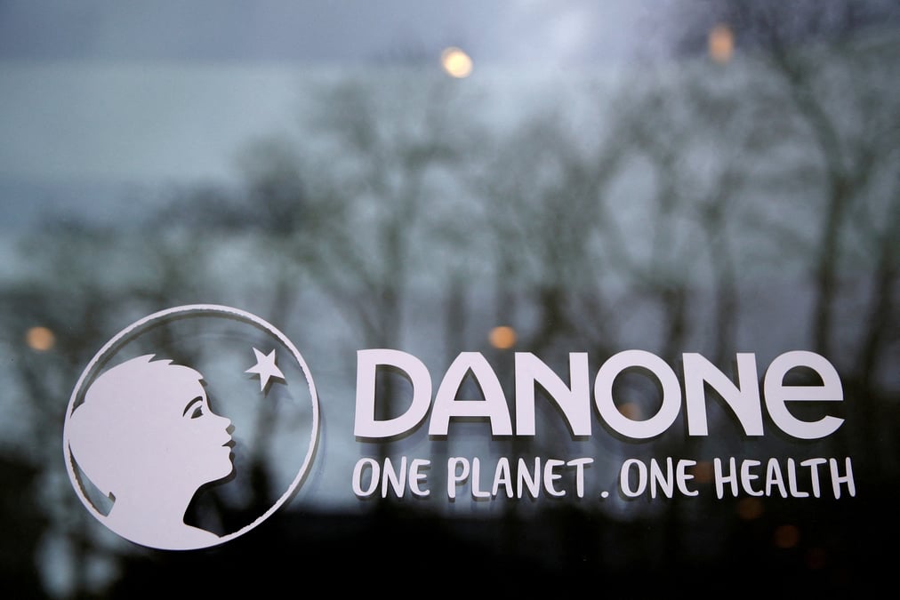 Photo d'archives du logo danone au siege de la societe a rueil-malmaison, france