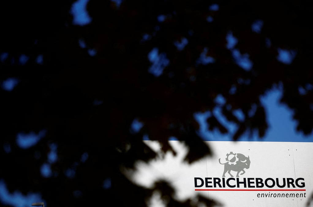 Le logo de derichebourg sur un batiment de l'entreprise a nantes