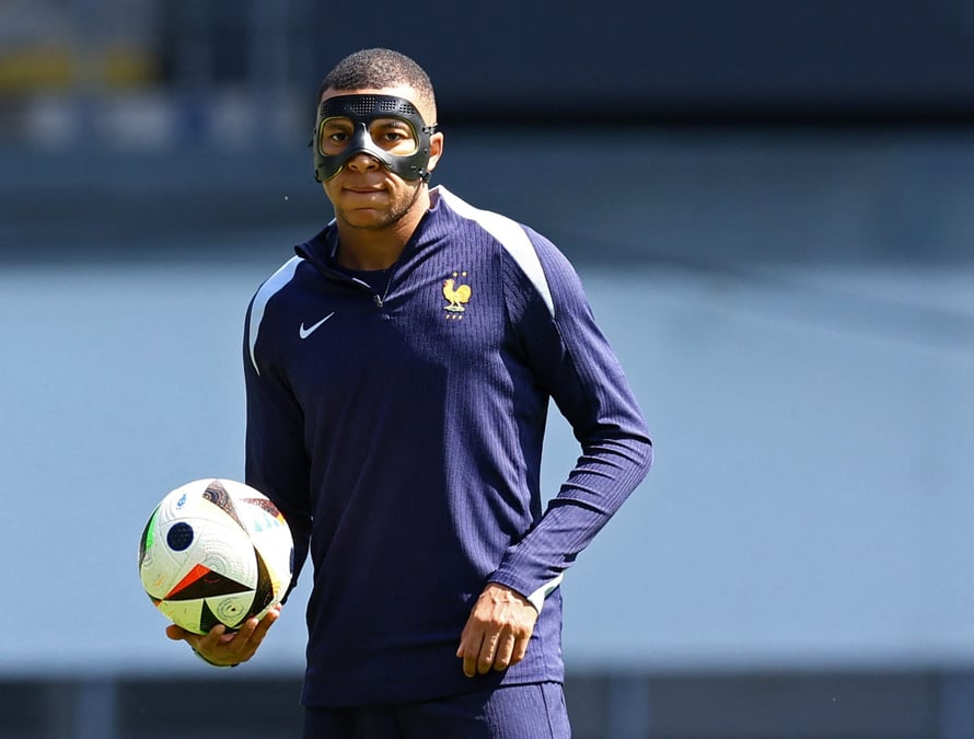 Le joueur francais kylian mbappe a l'entrainement a la paderborn arena