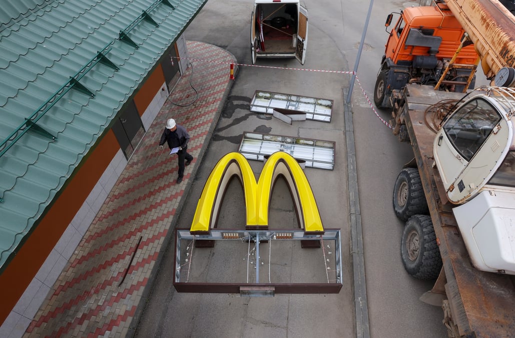 Llogo de mcdonald's dans la ville de kingisepp en russie