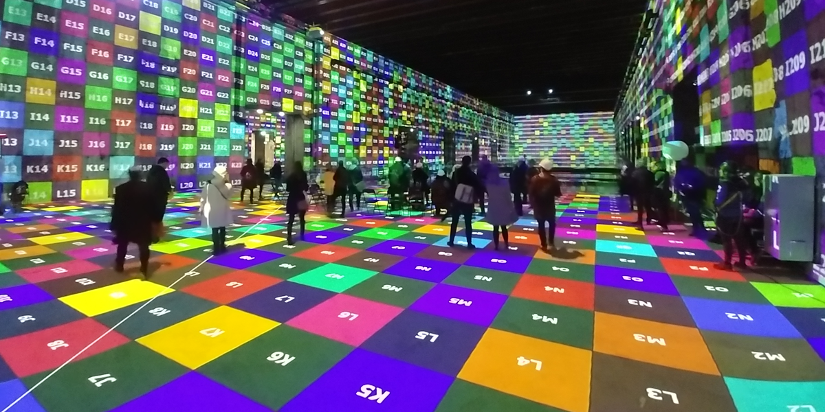 Culturespaces doit réaliser les derniers réglages des projections et de la musique avant l'ouverture au public prévue le 17 avril 2020.
