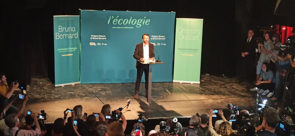 Gregory Doucet, le nouveau maire de Lyon, devant ses partisans et la presse lors de l'annonce de sa victoire