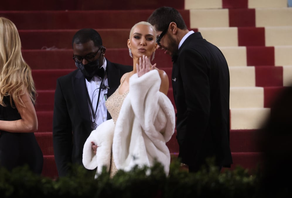 Kim kardashian et pete davidson arrivent au met gala a new york