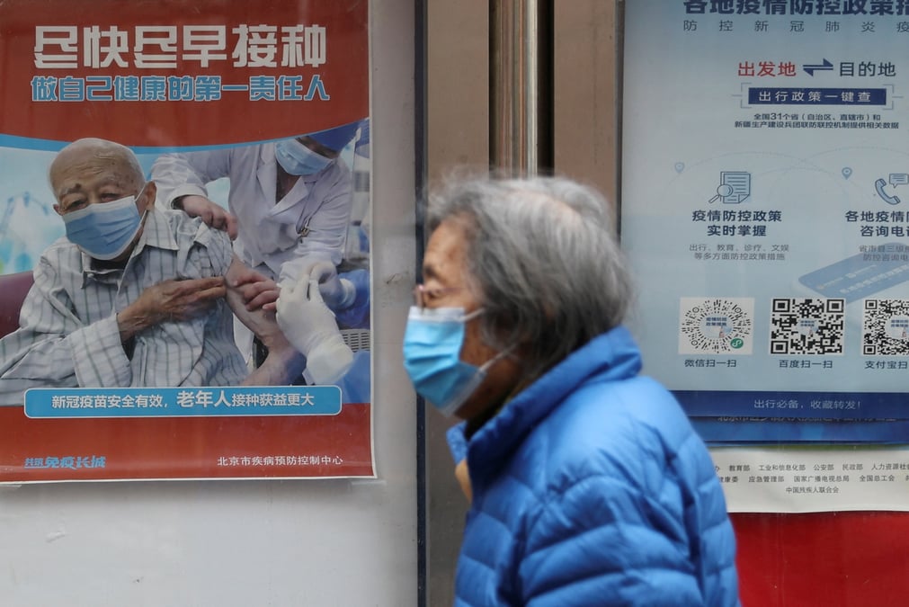 Photo d'archives d'une personne passant devant une affiche pres d'un complexe residentiel a pekin