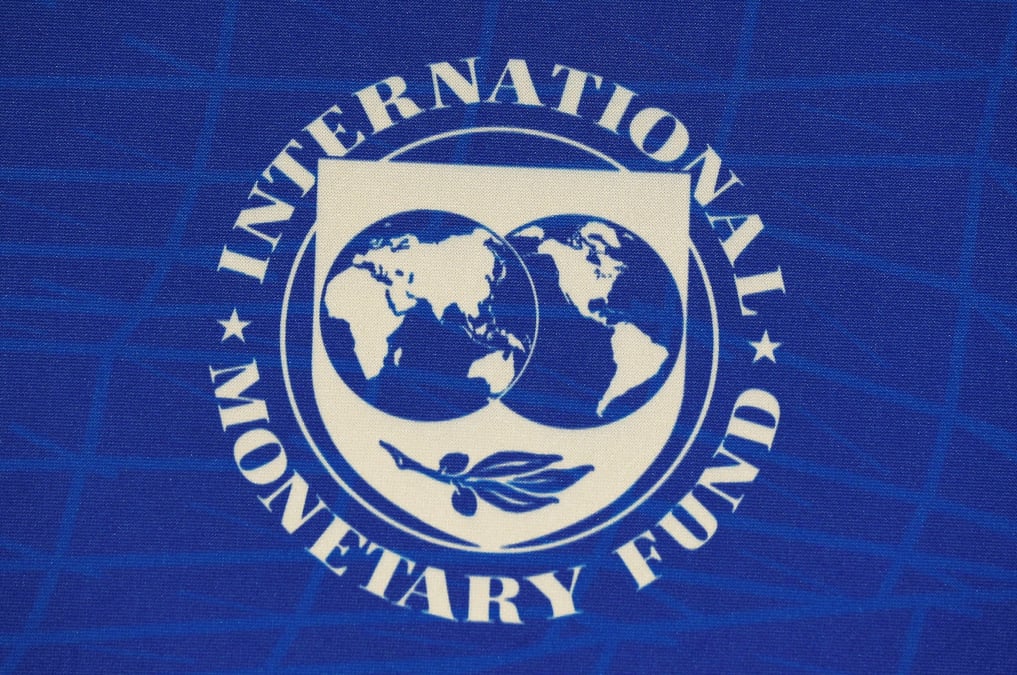 Le logo du fonds monetaire international (fmi) a santiago