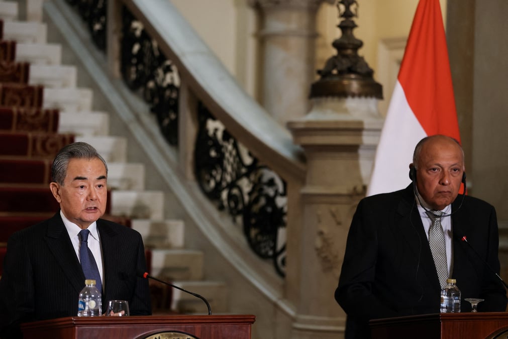 Le ministre egyptien des affaires etrangeres sameh choukri et le ministre chinois des affaires etrangeres wang yi tiennent une conference de presse, au caire