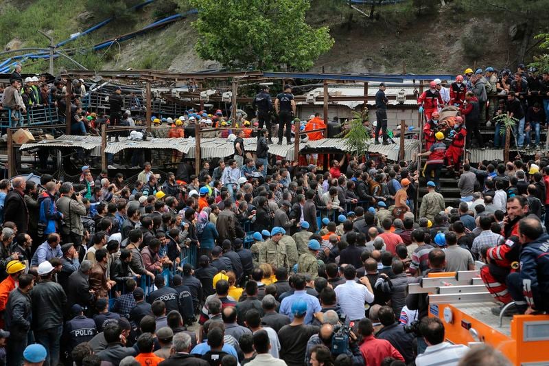 Plus de 245 morts dans une mine turque, 120 disparus