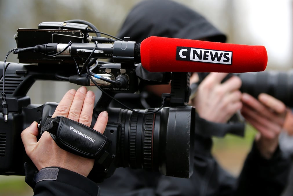 Sur le podium des chaînes d'info, CNews est deuxième en audience, derrière BFMTV, mais elle progresse.