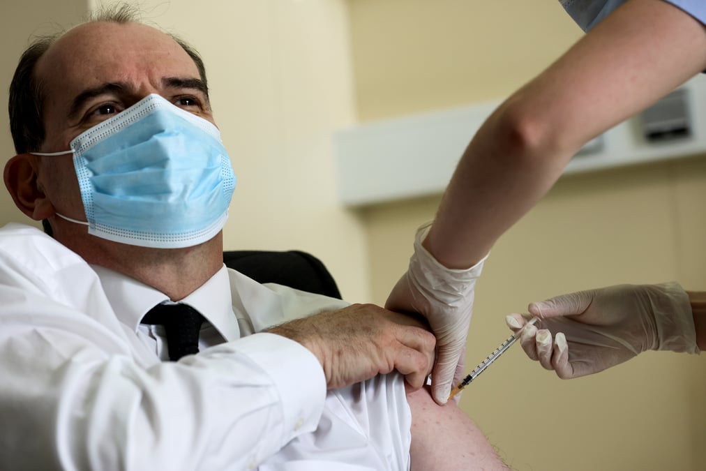 Coronavirus/france: jean castex vaccine avec le serum d'astrazeneca
