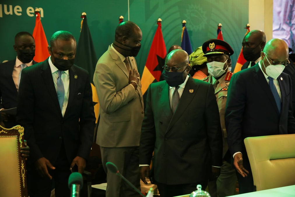 La cedeao impose des sanctions aux juntes du mali et de guinee