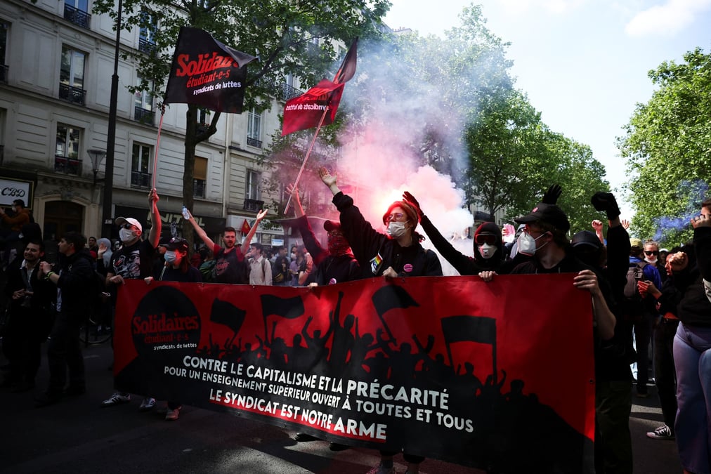 France: un 1er-mai tres politique avant le "troisieme tour" des legislatives
