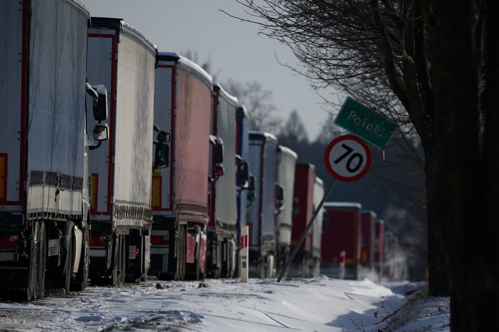 Des camions dans une longue file d'attente pour franchir la frontiere polono-ukrainienne
