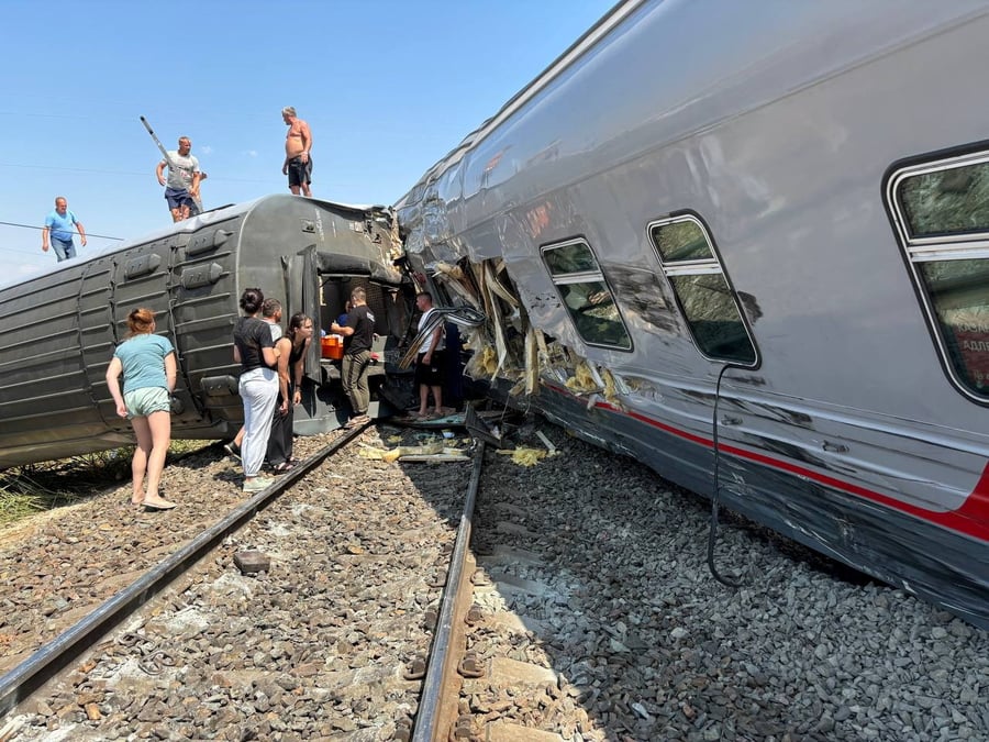 Un train a deraille apres une collision avec un camion en russie