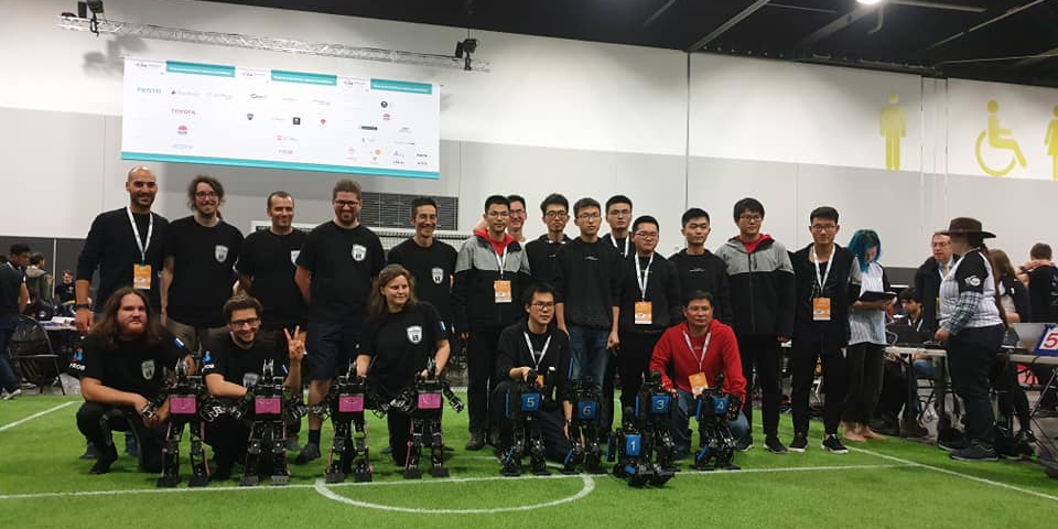 L'équipe bordelaise Rhoban (à gauche) après sa victoire en finale face à une équipe chinoise