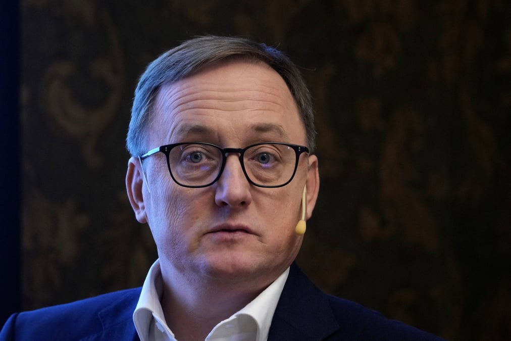 Le gouverneur de la banque centrale lettone, martins kazaks, assiste a la presentation des previsions macroeconomiques de la banque a riga