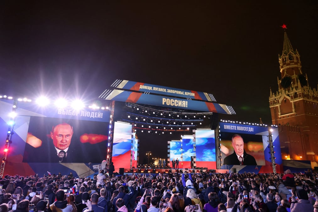 A moscou, des spectateurs ecoutent le president russe vladimir poutine lors d'un concert marquant l'annexion de quatre territoires ukrainiens