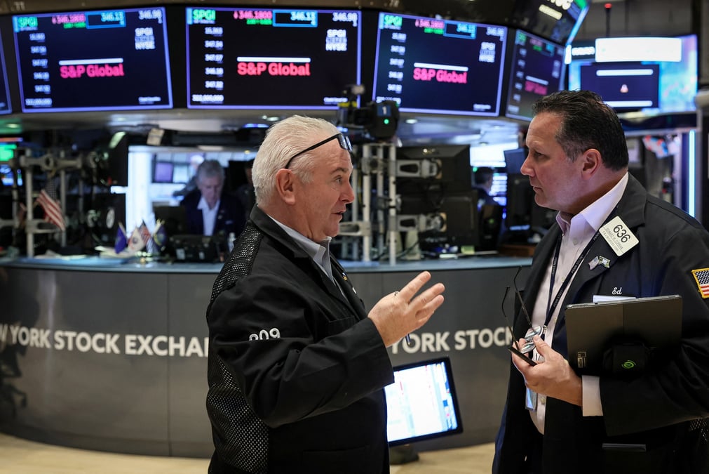 Des traders travaillent sur le parquet de la bourse de new york