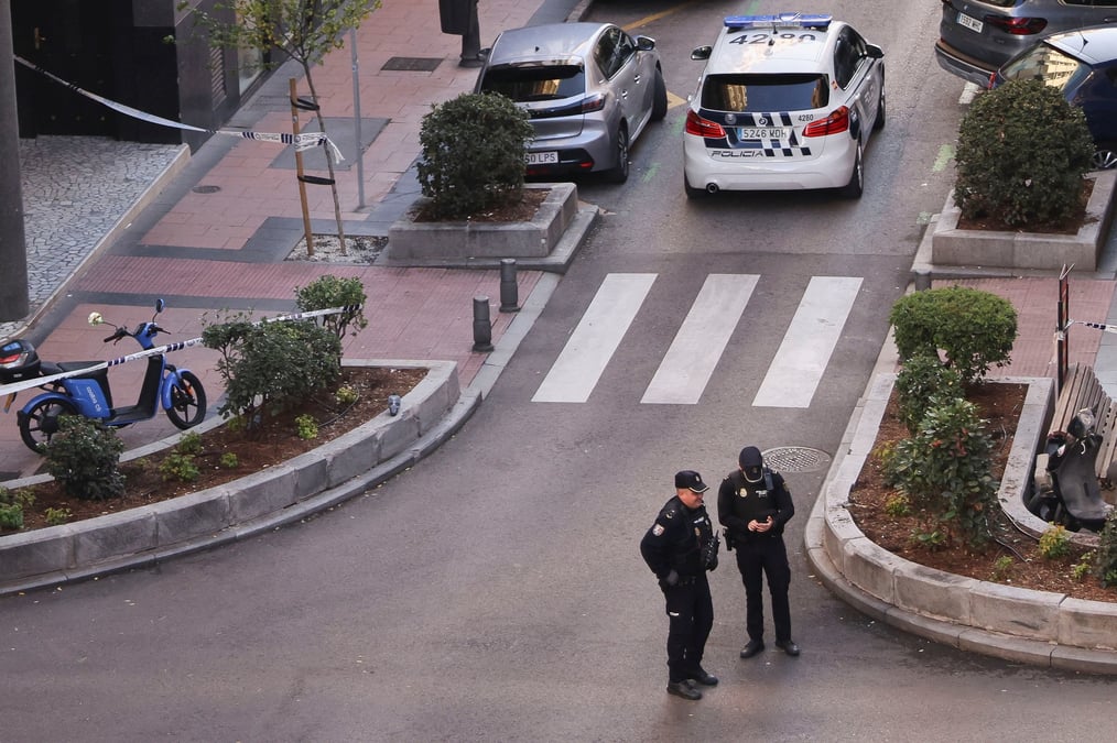 La police travaille sur le site ou alejo vidal-quadras, ancien chef du parti populaire espagnol dans la region de catalogne, a ete blesse par balle au visage, a madrid