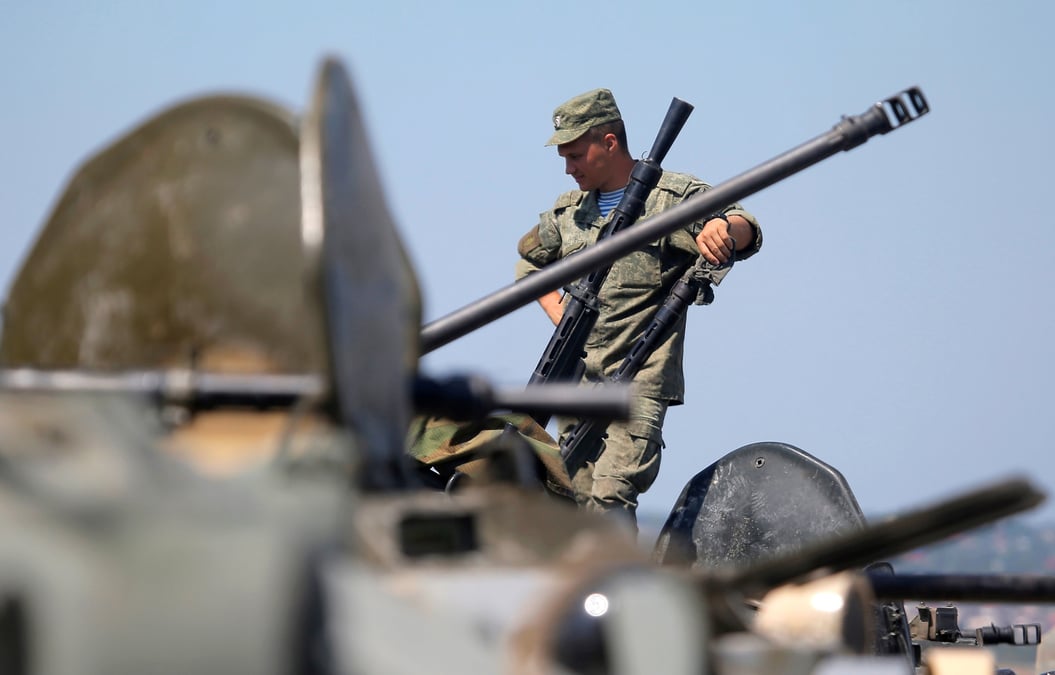 Un militaire russe a l'exterieur du port de novorossiysk en russie