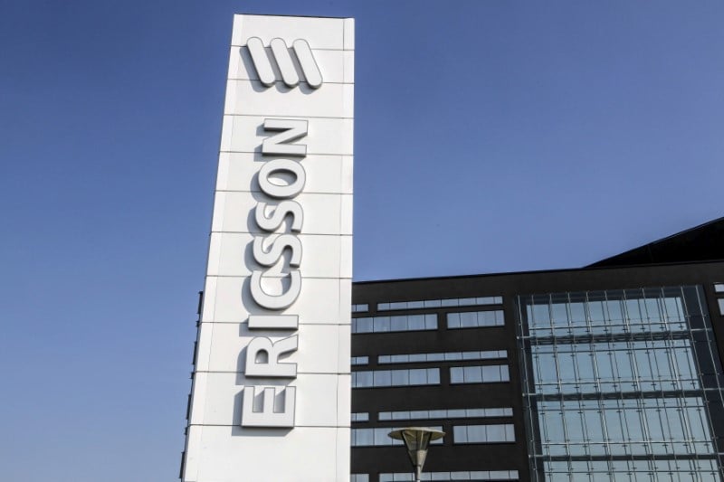 Ericsson, en perte au 4e trimestre, reduit son dividende de 73%
