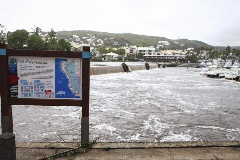 La reunion en alerte a l’approche du cyclone berguitta