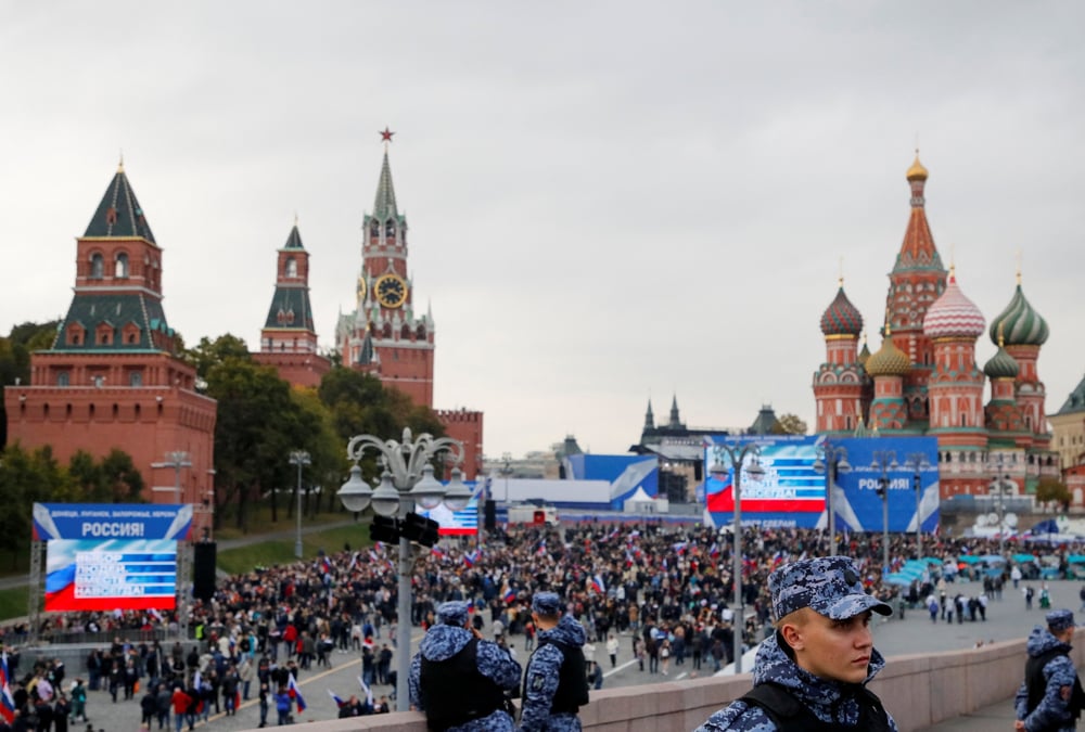 Les gens marchent vers la place rouge pour assister a des evenements marquant l'annexion des territoires sous controle russe de quatre regions ukrainiennes