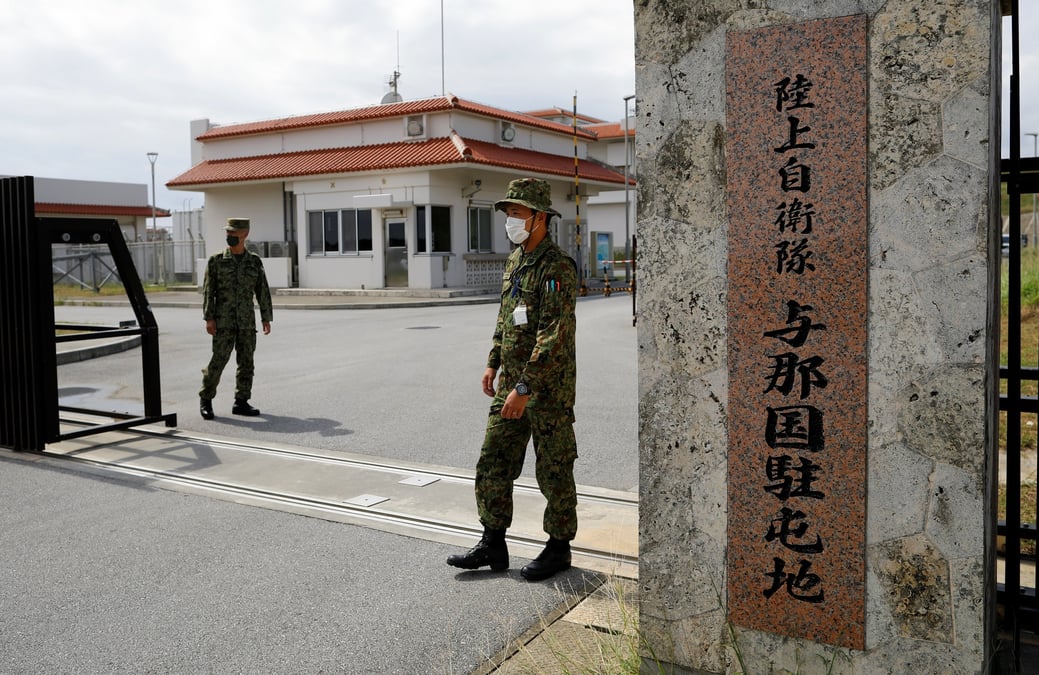 Des soldats de la force d'autodefense terrestre du japon a la porte d'entree de la base militaire sur l'ile de yonaguni