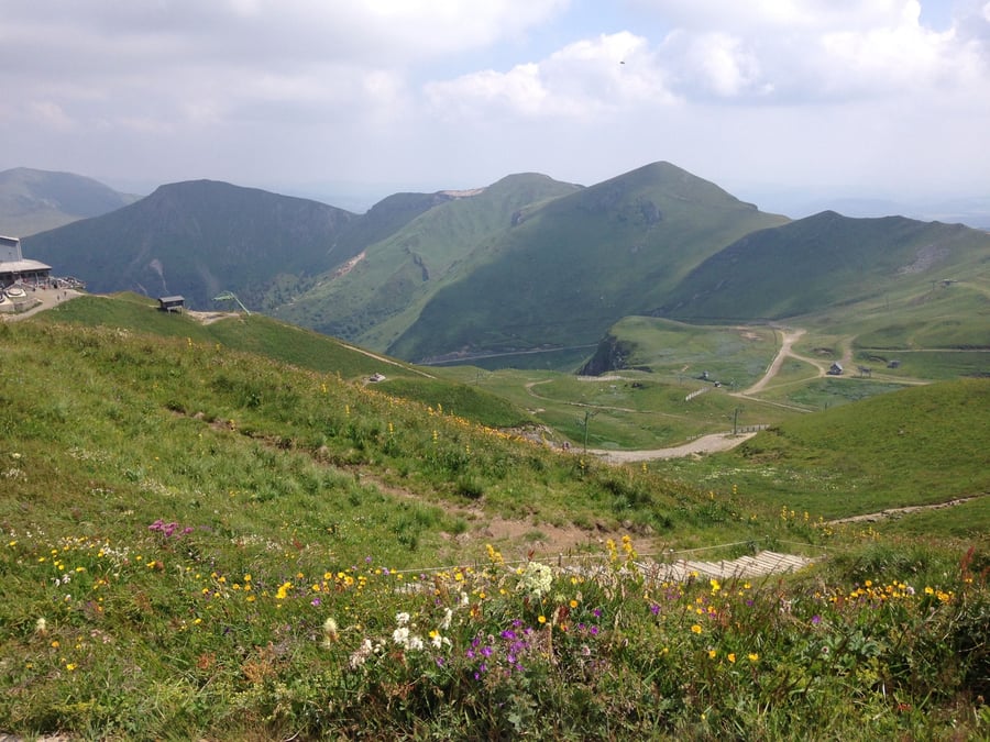 Dans le Massif du Sancy, les sources naturelles émergent de toutes parts. Le groupe Leclerc voudrait en exploiter une nouvelle pour embouteiller de l'eau.