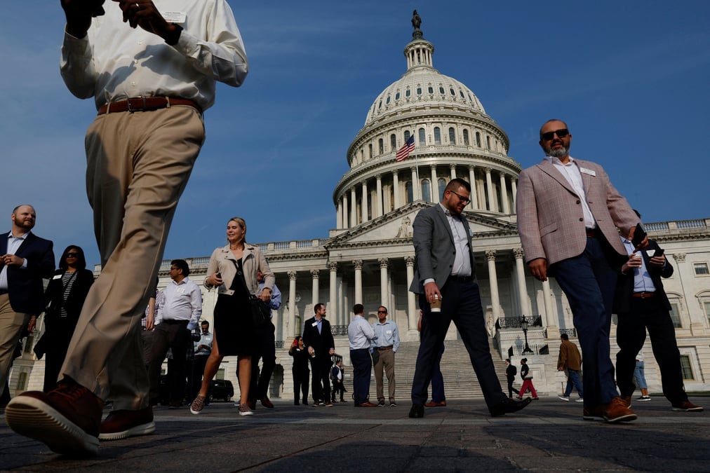 Des visiteurs marchent sur l'esplanade du capitole a washington