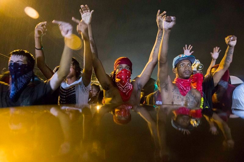 Des manifestants bravent le couvre-feu à Ferguson