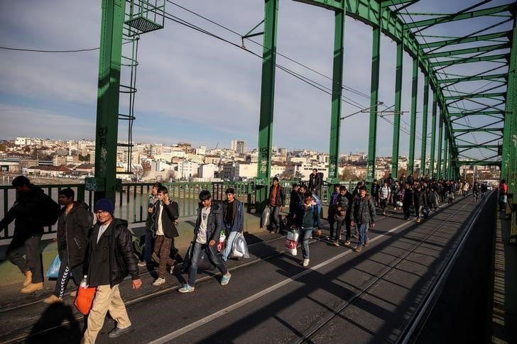 Des migrants en serbie tentent de passer en force en croatie