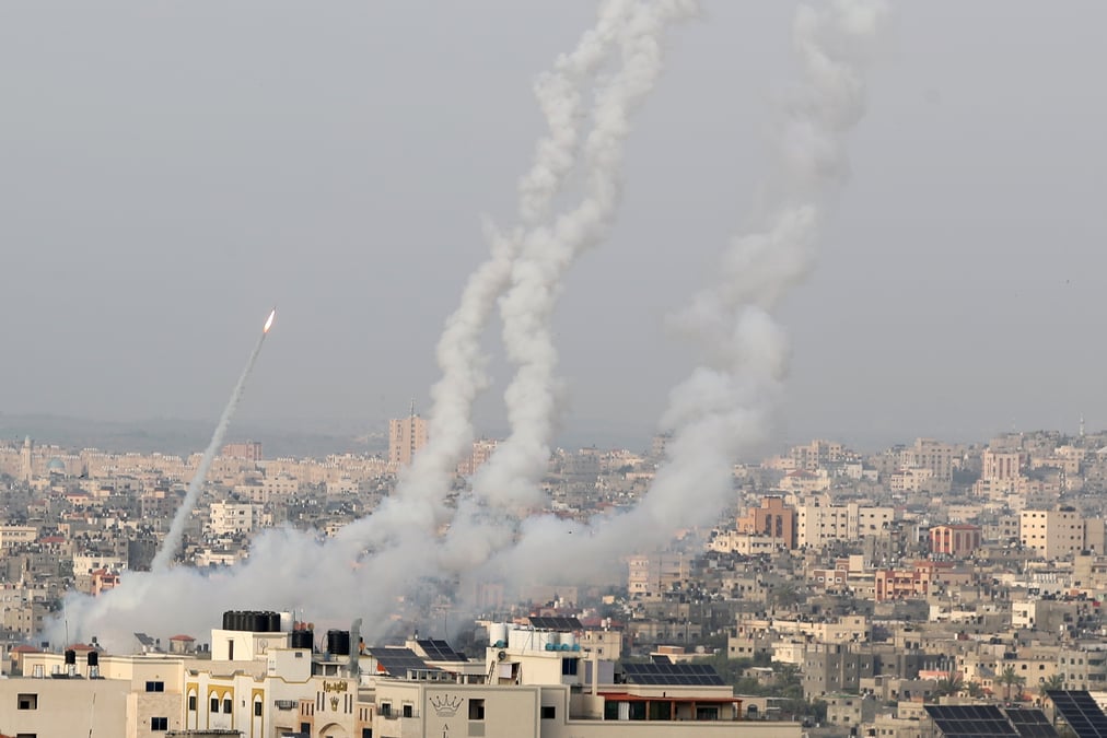 Apres les violences a jerusalem, le hamas tire sur israel, qui riposte